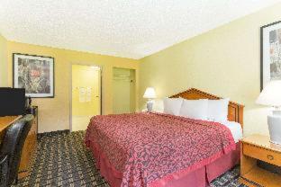 Days Inn By Wyndham Savannah Airport Room photo